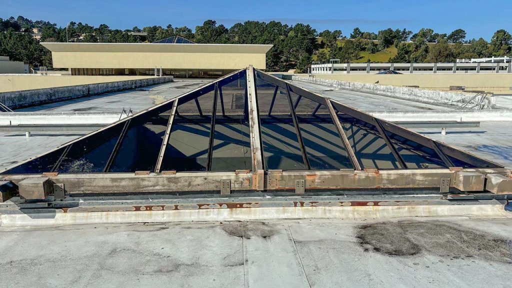 A spacious roof with a pyramid glass skylight that can be opened.